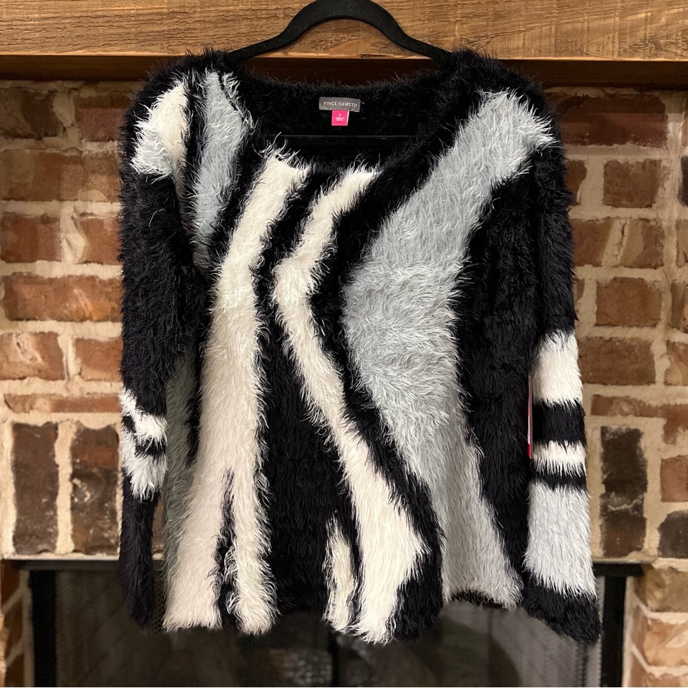 NWT Vince Camuto SUPER SOFT black/white/grey sweater. Size small.